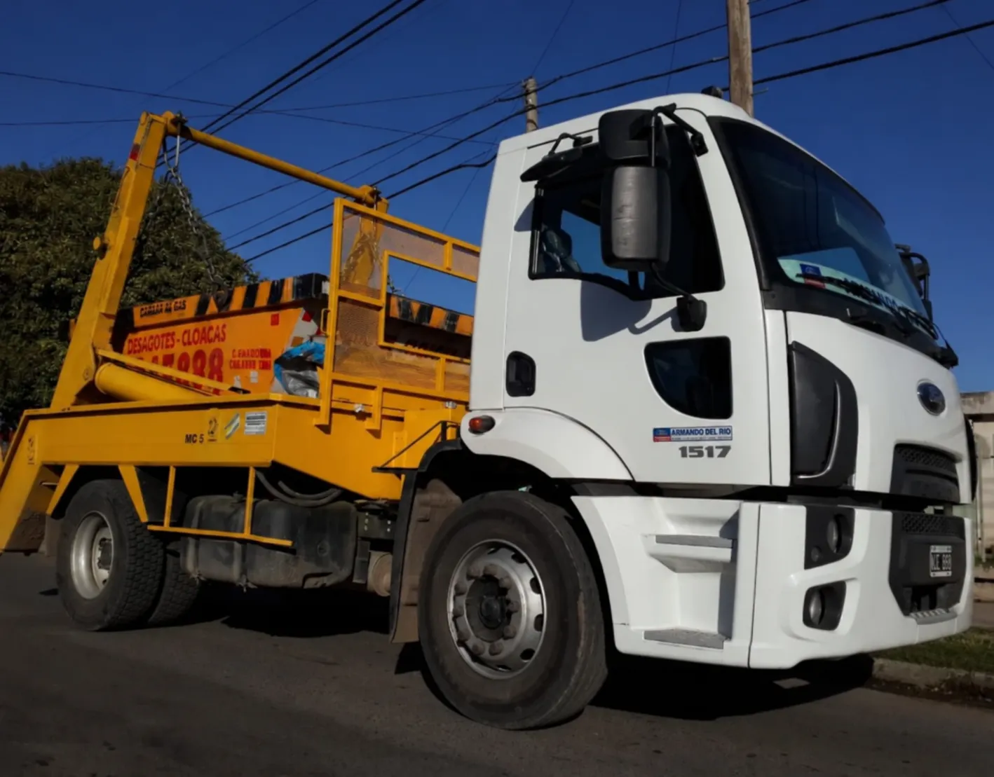 Escombro de demolición cargado dentro de un volquete de Córdoba Contenedores, hasta el ras de la chapa